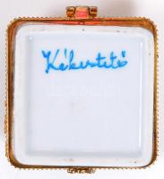 Kis porcelántétel: matricás díszítésű ékszeres dobozka Kékestetőről, és egy tojás alakú bonbonier Wi...