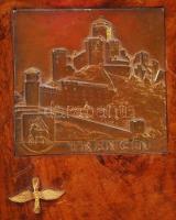 Trencsén címeres városképes fém plakett fa háttérrel, 13,5x16cm