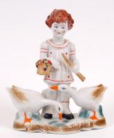 Kislány a libákkal, jelzett Arpd román, kézzel festett, jelzett, hibátlan, m:20 cm, h:16 cm
