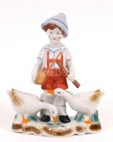 Kisfiú a libákkal, jelzett Arpd román, kézzel festett, jelzett, hibátlan, m:20 cm, h:16 cm