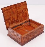 Régi fa mozsár és egy kis fa dobozka, vésett díszítéssel / 
Vintage wooden mortar and a little woode...