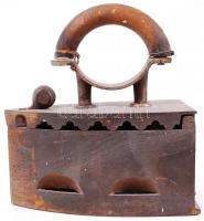 Régi öntöttvas szenes vasaló (hibás) / Vintage coal iron (with fault), 22x20x10cm