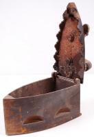 Régi öntöttvas szenes vasaló (hibás) /
Vintage coal iron (with fault), 22x20x10cm