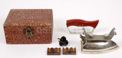 cca 1960 K.Sz. Fémfeldolgozó, kis, elektromos útivasaló eredeti dobozában / 
Electronic travel iron ...