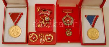 Modern érdemérem, kitüntetés tétel benne 2 db klf "Honvédelmi Érdemérem", Szoc.Brigád kitüntetések klf méretekben összesen 12db tokkal T:2