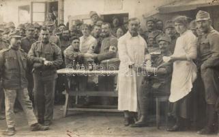 Soldiers, donation, photo (fa)