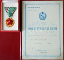 1956. "Közbiztonsági Érem arany fokozata határőrség tagjai részére" kitüntetés dísztokban és adományozói okirattal és helyettes belügyminiszteri aláírással T:1