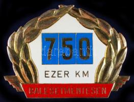 ~1980. "750 ezer kilométer balesetmentesen" felcsavarozható kitüntető jelvény miniatűrrel T:2-(egyik kar letört)