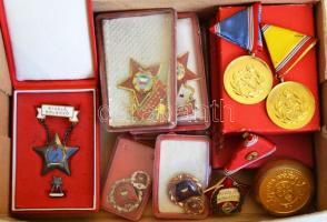 Kis doboznyi szocialista kitüntetés, közte 1950-es évek "Kiváló Dolgozó" kitüntetése, Kiváló Munkáért - gyógyszeripar, összesen 11db T:vegyes