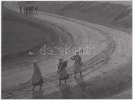 cca 1940 Osoha László (1937): Hazafelé. Vintage fotó 17x22 cm