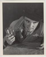 1951 Kaczur Pál (1918-2000): Az utolsó pohár c. vintage alkotás 20x16 cm