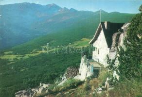 110 db modern, külföldi városképes lap, benne egy Chicago leporello / 110 modern foreign postcards, ...