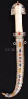 Csont és fém nyelű dísztőr, Gazdagon díszesített berakásos fém hüvelyben, modern pengével h:39 cm