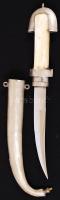 Csont és fém nyelű dísztőr, Gazdagon díszesített berakásos fém hüvelyben, modern pengével h:39 cm