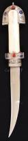 Csont és fém nyelű dísztőr, Gazdagon díszesített berakásos fém hüvelyben, modern pengével h:39 cm