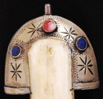 Csont és fém nyelű dísztőr, Gazdagon díszesített berakásos fém hüvelyben, modern pengével h:39 cm