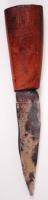 Nepáli harcos tőr, élezővel, gazdagon díszesített bőr-réz hüvelyben, gravírozott pengével h:34 cm