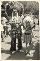 Népviseletek, 360 db modern képeslap az egész világból