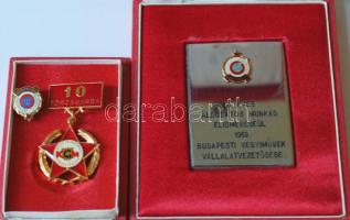 ~1960. "Kohó és Gépipari Minisztérium 10 éves Törzsgárda" zománcozott jelvény dísztokban + 1969. "20 éves áldozatos munkád elismeréséül - Budapesti Vegyiművek Vállalatvezetősége" kitüntető plakett miniatűrrel dísztokban T:1