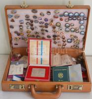 Barna műbőr aktatáskában törzsgárda jelvény gyűjtemény érdekes darabokkal, adományozói igazolvány sokhoz, emellett katonai egyenruhákra jelvények T:1,2