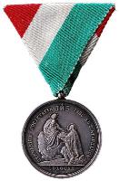 ~1900. "A Kalocsai Szent István Jezsuita Gimnázium" Ag emlékérem mellszalagon, peremén "A" nemesfém jelzéssel (17.3g/35.36mm) T:2 k. Hungary ~1900. "Saint Stephen Jesuit School of Kalocsa" Ag medal on ribbon and with "A" hallmark on the edge. "GYMNASIUM SOCIETATIS JESU AD S. STEPHANUM - IHS. - COLOCAE / UNUS ACCIPIT BRAVIUM." (17.3g/35.36mm) C:XF scratched