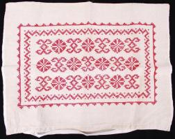 Hímzett, népművészeti párnahuzat + cca 1930 Horgolt szegélyű, fehér vászonterítő, 150x36cm + cca 196...