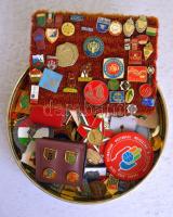 Kör alakú fémdoboznyi kitűző/jelvény, főleg szovjet és szocialista darabok T:vegyes