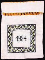 1982 Naptáras, festett, vászon konyharuha, 52x41cm + "1934/KE" feliratú, házi készítésű, h...