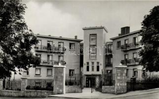 46 db modern, fekete-fehér magyar képeslap üdülőkről, pihenőhelyekről / 46 modern, black and white Hungarian postcards