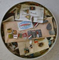 Kör alakú fémdoboznyi magyar és külföldi kitűző/jelvény, sok szocialista darab, zománcozottak is T:vegyes