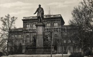 Budapest V. Magyar Tudományos Akadémia, Széchenyi szobor