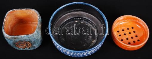 Kis növényi kerámiatétel: iparművész kaspó, virágalátét és szűrő / 
Little vintage ceramic lot