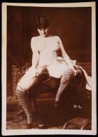 cca 1910 Hölgy stümpfliben műpénisszel, pornográf fotó /  Porn photo, 13x9cm