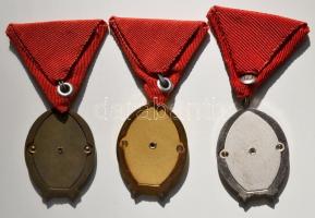 1964. "Munka Érdemrend" arany fokozata aranyozott zománcozott kitüntetés mellszalaggal + 1...