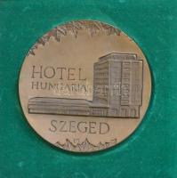 Lapis András (1942-) 1977. "Hotel Hungaria Szeged" nagyalakú Br plakett (120mm) dísztokban T:1