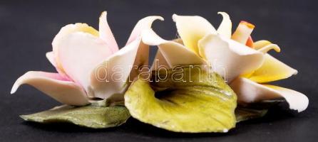 Festett, jelzett Capodimonte biszkvit porcelán rózsa (apró lepattanásokkal) / 
Hand painted Capodimo...