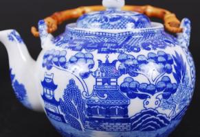 Jelzett japán teázó szett: 2db kiöntő, 1db cukortartó, 8db csésze és alátét / 
Japanese tea set