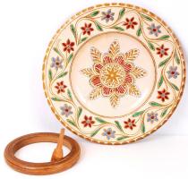 Nagyméretű népművészeti falitányér és egy fa hímzőráma /  Large folkloristic wall plate and an embroidery frame, d: 32,5cm, d: 17cm