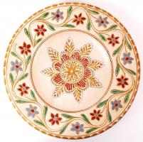 Nagyméretű népművészeti falitányér és egy fa hímzőráma / 
Large folkloristic wall plate and an embro...