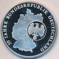 Németország 1993. "Német Szövetségi Köztársaság 50 éve - Adenauer fogadja a hadifoglyokat" Ag emlékérem (20g/0.999/40mm) sorszámozott tanúsítvánnyal T:PP Germany 1993. "50 years of Federal Republic of Germany - Adenauer and prisoners of war" Ag medallion (20g/0.999/40mm) with certificate C:PP