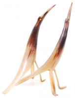 2db, antilopszarvból készített madárfigura / 
Bird figures made from antelope horn, 27x17cm