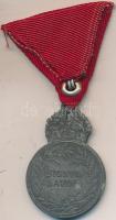 1917. "Károly Ezüst Katonai Érdemérem" hadifém kitüntetés piros mellszalagon T:2-
Hungary ...