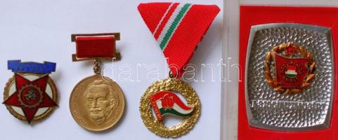 4db klf szocialista kitüntetés: "Kiváló Úttörővezető" + "Szocialista Brigád A szocializmusért" dísztokban + 2db klf külföldi jelvény/kitüntetés T:1,2