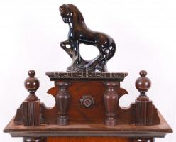 cca 1900 Felhúzható falióra díszes, faragott fa tokban, mázas kerámia ló díszítőelemmel, porcelán há...