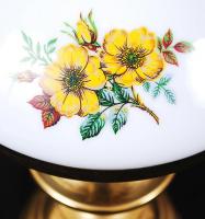 Petróleumlámpa formájú, modern, elektromos éjjeli lámpa rézből, virágokkal díszített, tejüveg buráva...