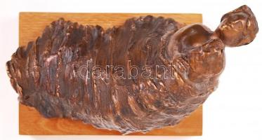 Balás Eszter (1947-): Takaró alatt. Bronz, fa talapzaton, jelzés nélkül, 10×20 cm