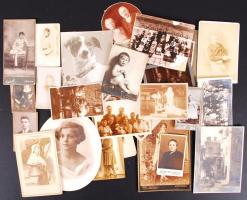 Mintegy 40 db klf méretű felerészben keményhátú régi fotó