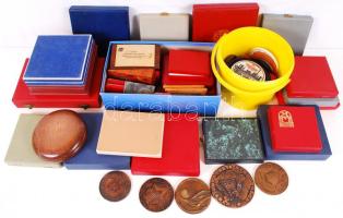 Több mint 50 darabból álló átnézetlen szocialista relikvia gyűjtemény, plakettekkel, emlékérmékkel és jelvényekkel (br.: 10.5kg)! T:vegyes