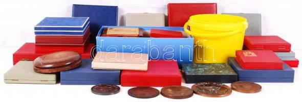 Több mint 50 darabból álló átnézetlen szocialista relikvia gyűjtemény, plakettekkel, emlékérmékkel é...