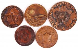 Több mint 50 darabból álló átnézetlen szocialista relikvia gyűjtemény, plakettekkel, emlékérmékkel é...